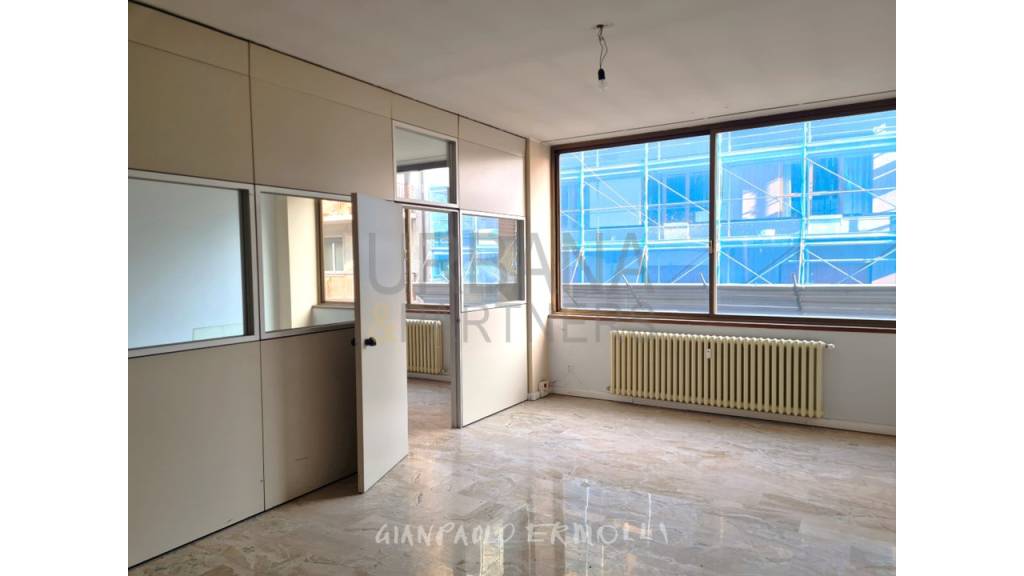 ufficio in vendita a Varese in zona Centro Città