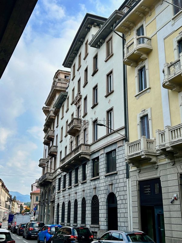 appartamento in vendita a Varese in zona Biumo