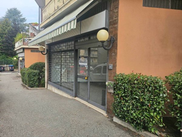 negozio in vendita a Varese in zona Giubiano