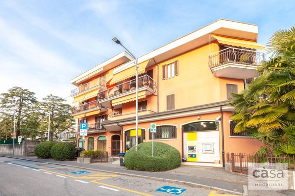 locale commerciale in vendita a Varese in zona Casbeno
