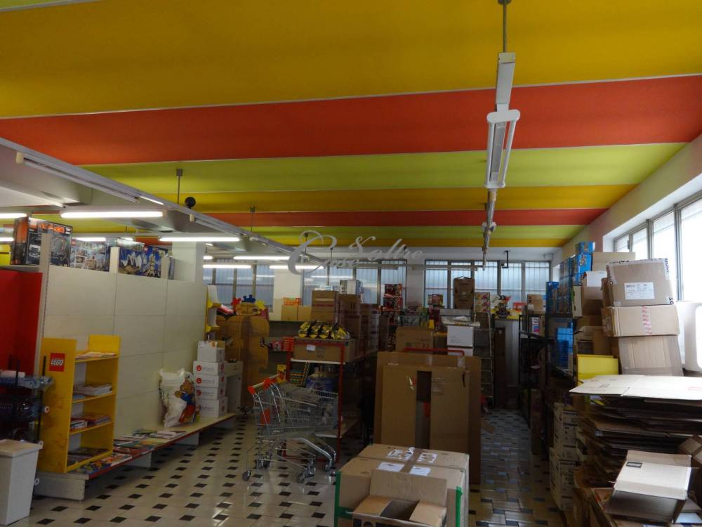 locale commerciale in vendita a Varese in zona Centro Città