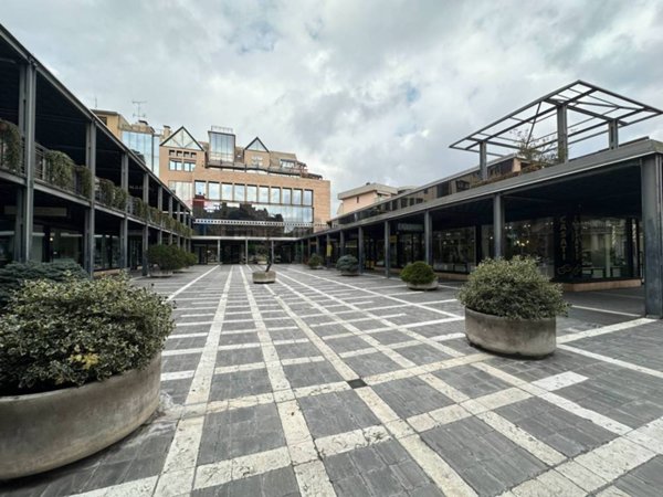 negozio in vendita a Varese in zona Giubiano