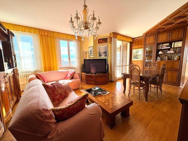 appartamento in vendita a Varese in zona Brunella