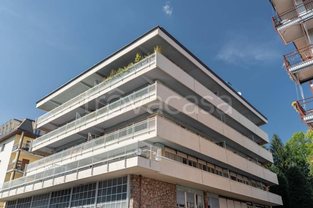 appartamento in vendita a Varese in zona Brunella