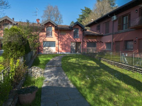 casa indipendente in vendita a Varese in zona Schiranna