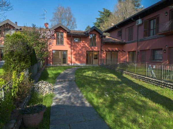 casa indipendente in vendita a Varese in zona Schiranna