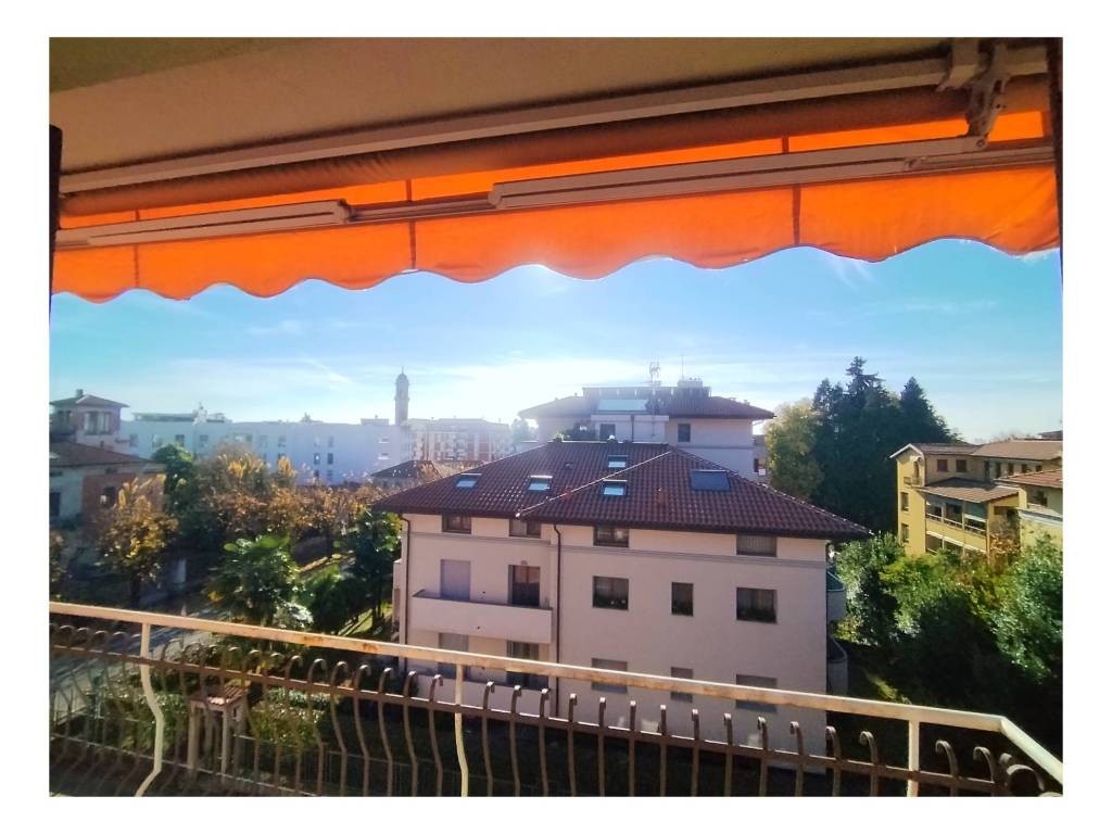appartamento in vendita a Varese in zona Casbeno