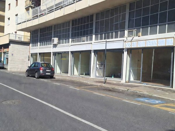 negozio in vendita a Varese in zona Brunella