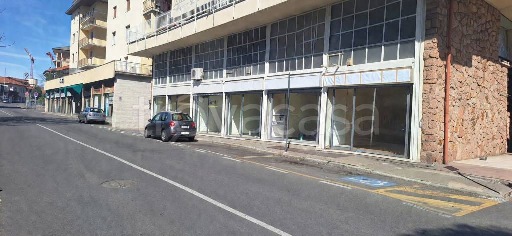 negozio in vendita a Varese in zona Brunella