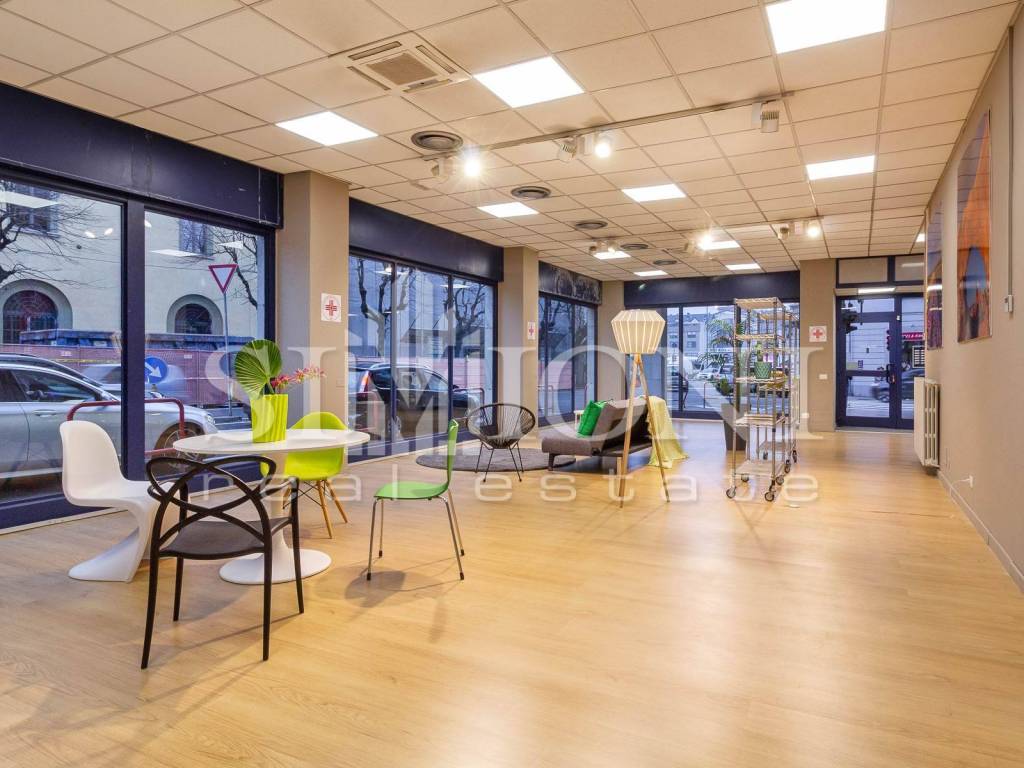 negozio in vendita a Varese in zona Centro Città