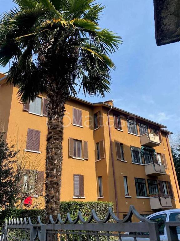 appartamento in vendita a Varese in zona Giubiano
