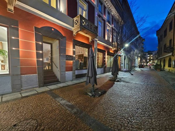negozio in vendita a Varese in zona Centro Città