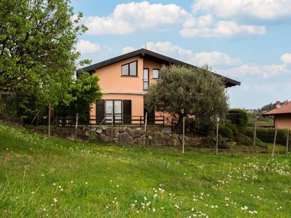 casa indipendente in vendita a Varese in zona Lissago