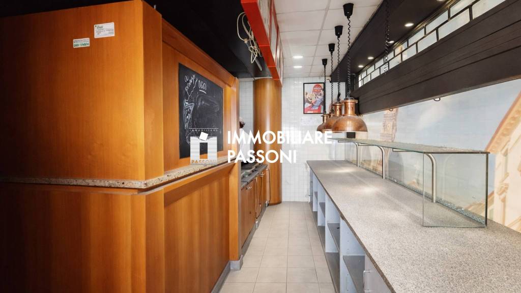 negozio in vendita a Varese in zona Centro Città