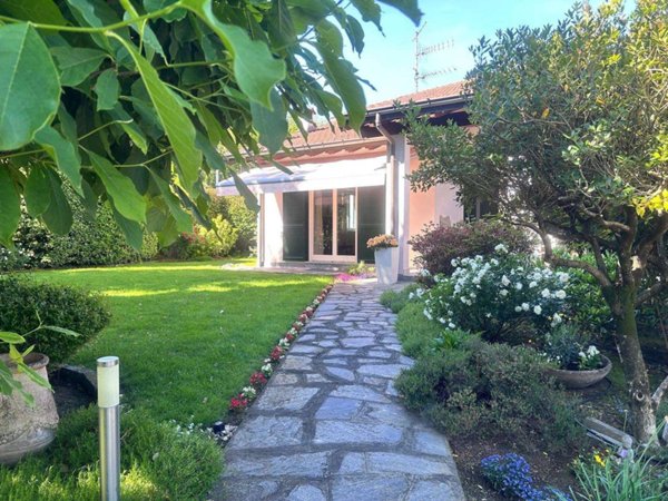 casa indipendente in vendita a Varese in zona Gaggio