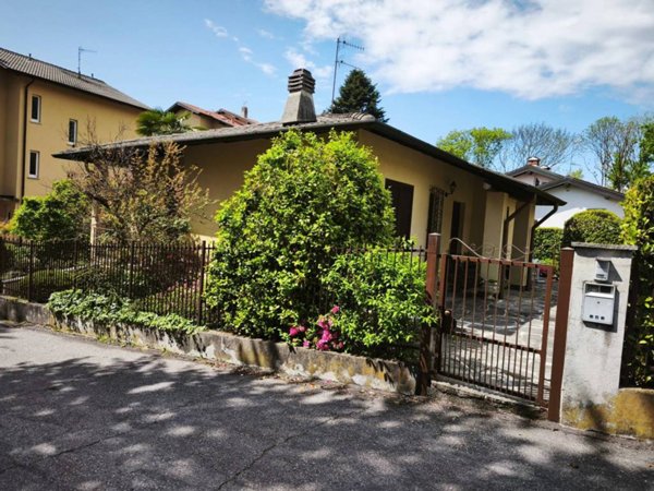 casa indipendente in vendita a Varese in zona Schiranna