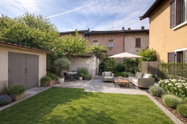 casa indipendente in vendita a Varese in zona Capolago