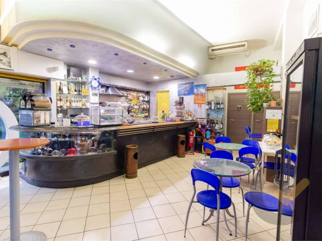 negozio in vendita a Varese in zona Giubiano