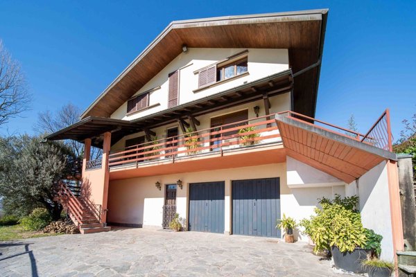 casa indipendente in vendita a Varese in zona Lissago