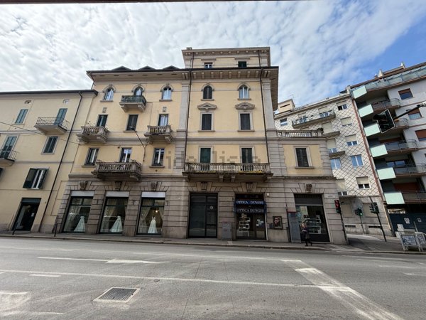 locale commerciale in vendita a Varese in zona Centro Città