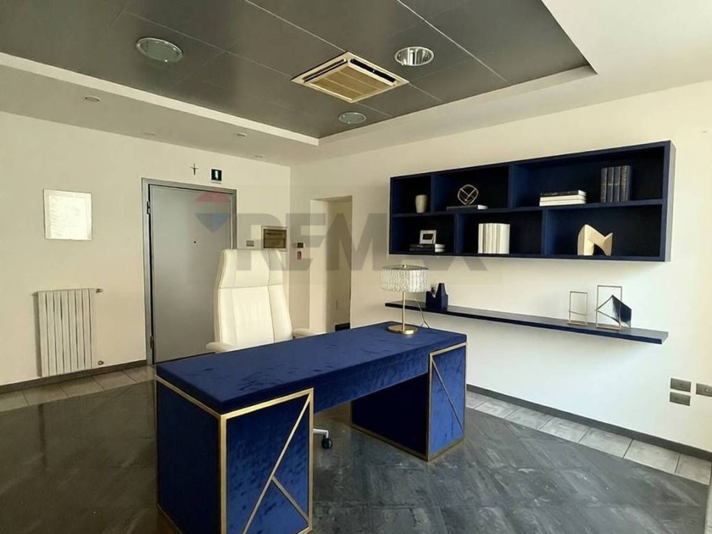 ufficio in vendita a Varese in zona Biumo