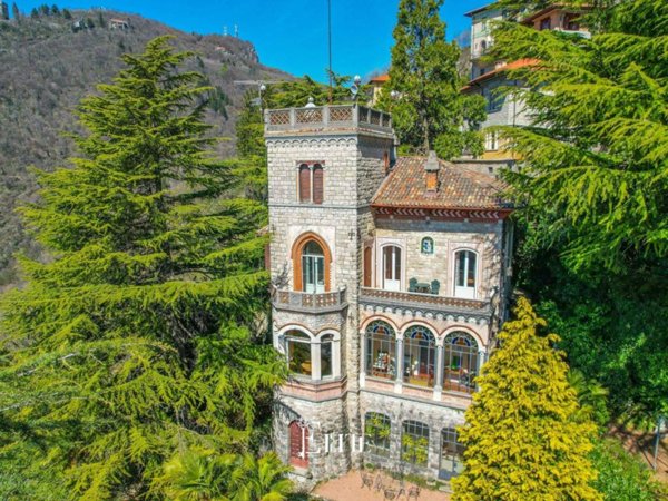 casa indipendente in vendita a Varese in zona Avigno
