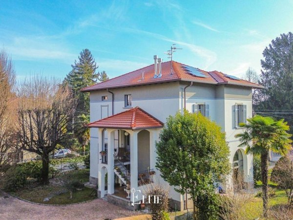 casa indipendente in vendita a Varese in zona Viale Aguggiari