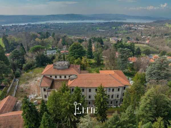 casa indipendente in vendita a Varese in zona Casbeno