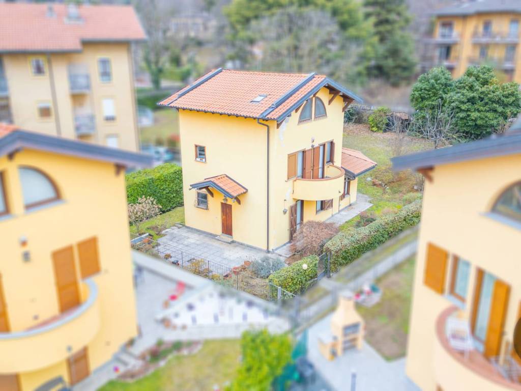 casa indipendente in vendita a Varese in zona Brunella
