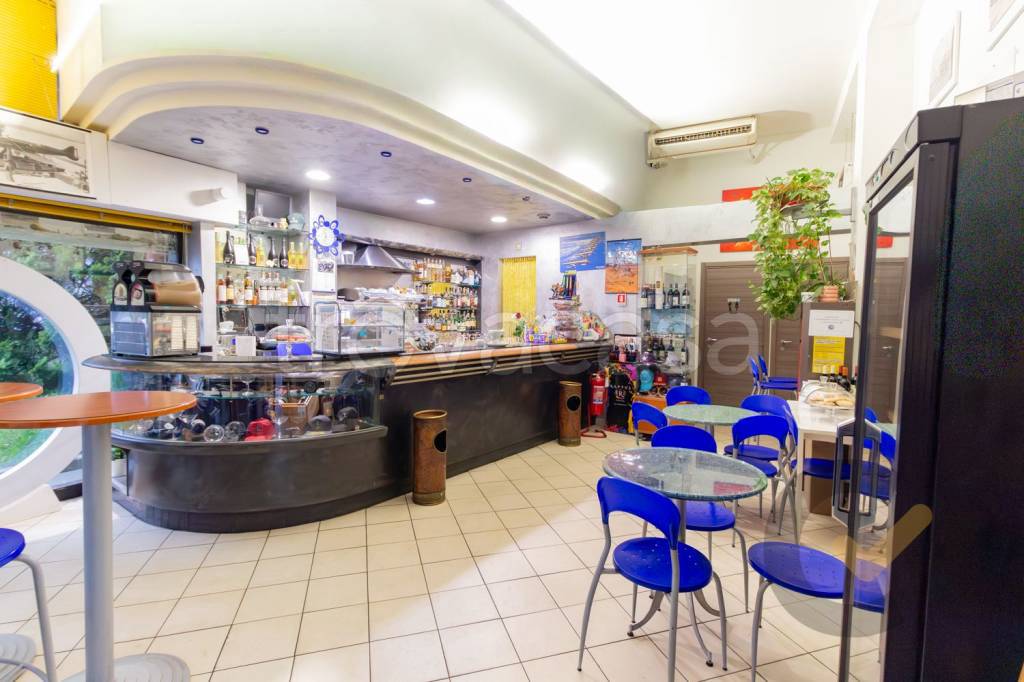 negozio in vendita a Varese in zona Giubiano