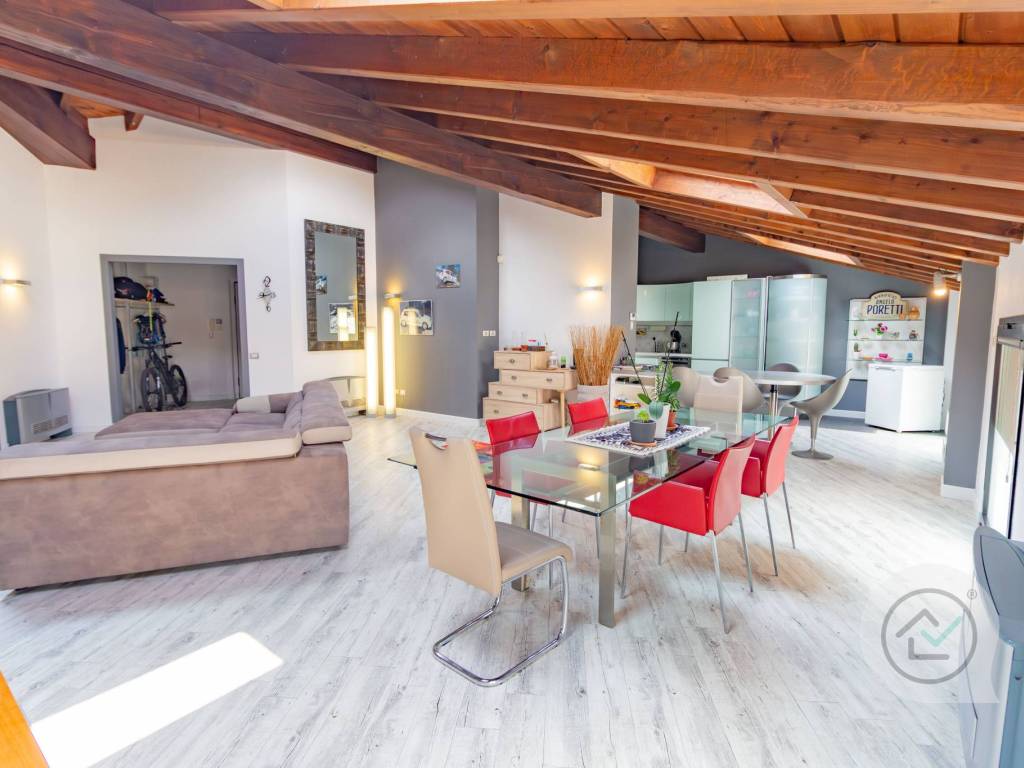 appartamento in vendita a Varese in zona Biumo