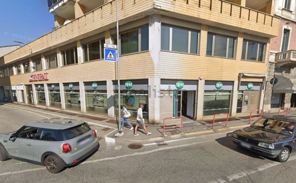 locale commerciale in vendita a Varese