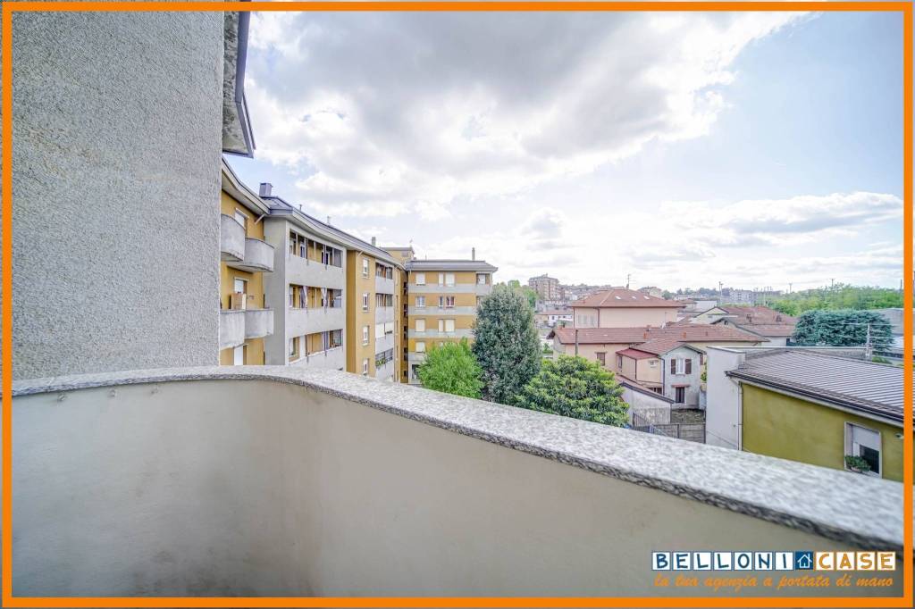 appartamento in vendita a Varese in zona Biumo