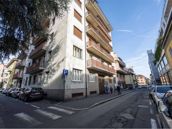 appartamento in vendita a Varese in zona Biumo