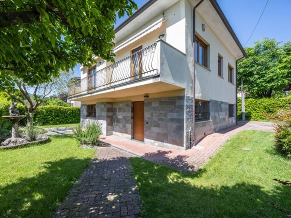 casa indipendente in vendita a Varese in zona Viale Europa