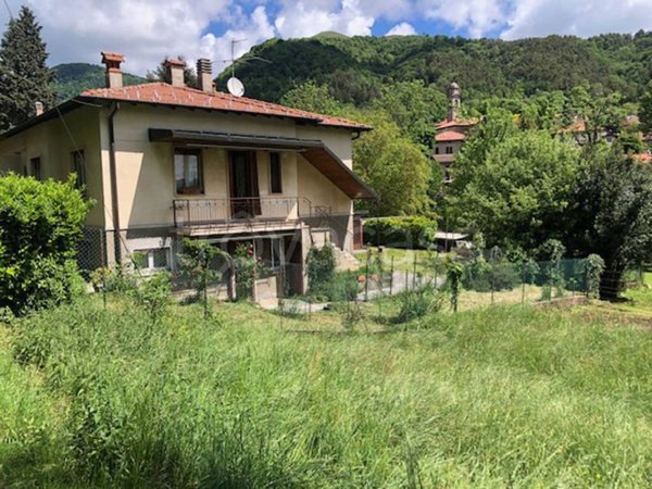 casa indipendente in vendita a Varese in zona Santa Maria del Monte