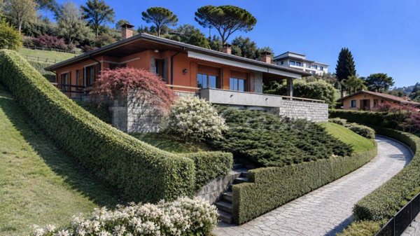 casa indipendente in vendita a Varese in zona Viale Europa