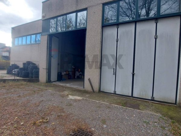 locale commerciale in vendita a Varese in zona Giubiano