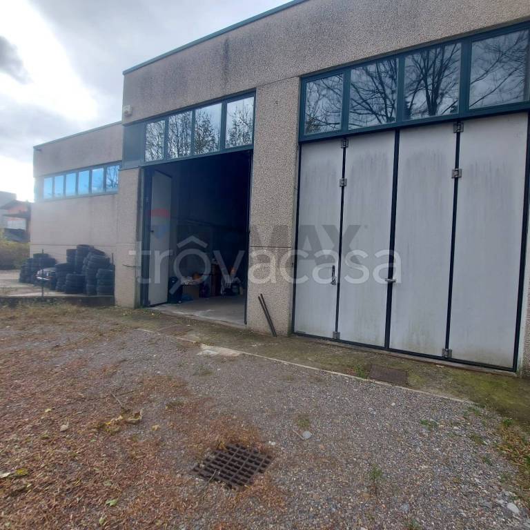 locale commerciale in vendita a Varese in zona Giubiano
