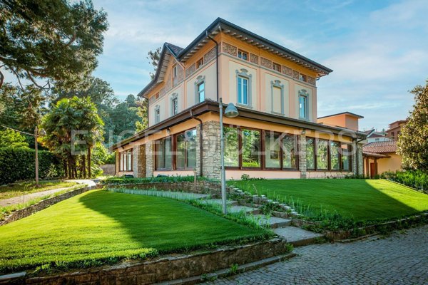 casa indipendente in vendita a Varese in zona Centro Città