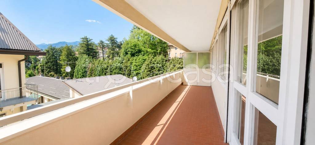appartamento in vendita a Varese in zona Brunella