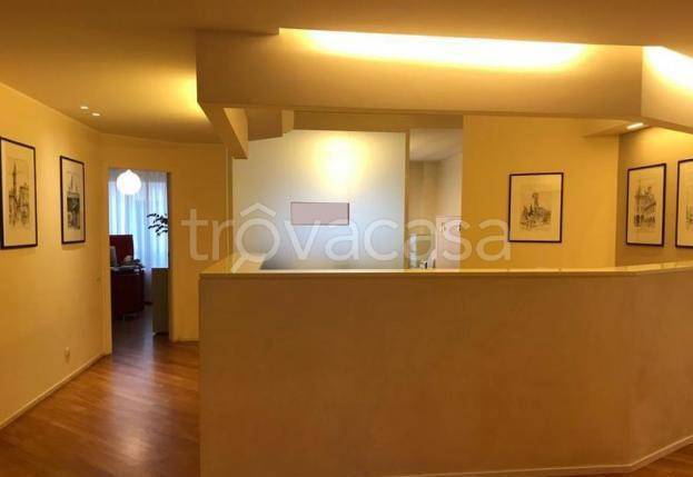 ufficio in vendita a Varese in zona Biumo
