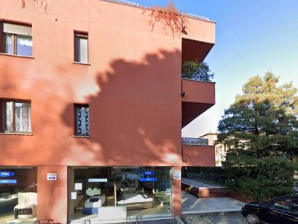 negozio in vendita a Varese in zona Ippodromo