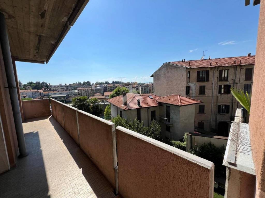 appartamento in vendita a Varese in zona Giubiano