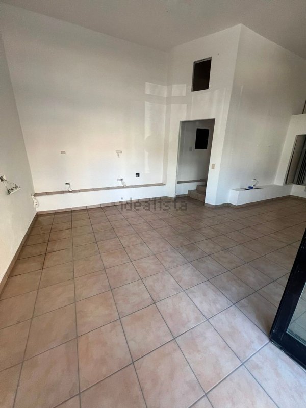 negozio in vendita a Varese in zona Ippodromo