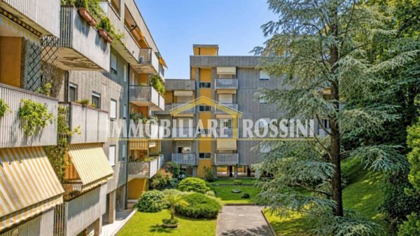 appartamento in vendita a Varese in zona Viale Aguggiari