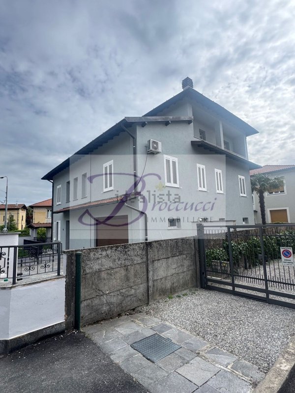 appartamento in vendita a Varese in zona Casbeno