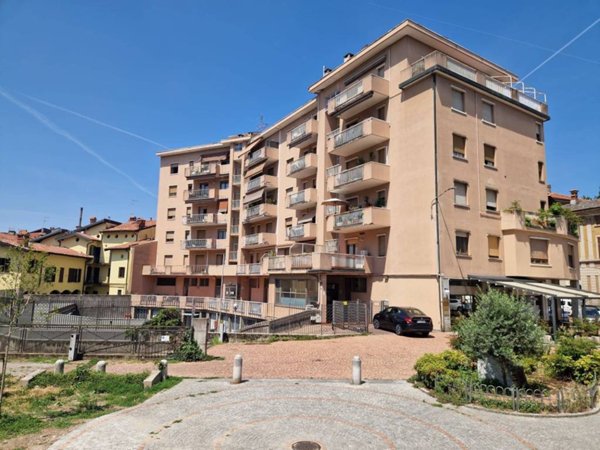 appartamento in vendita a Varese in zona Biumo
