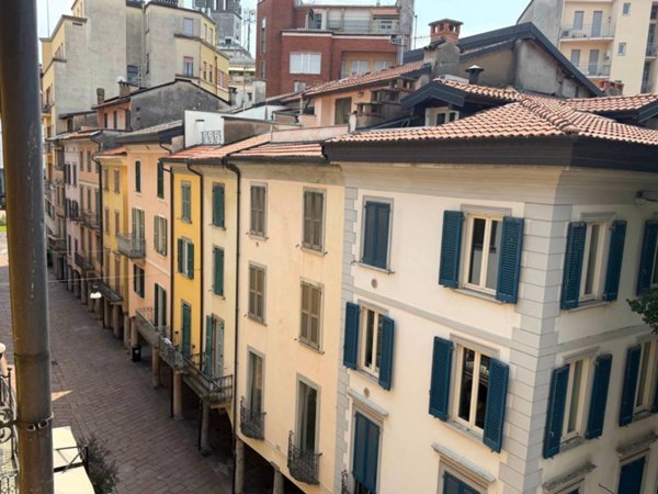appartamento in vendita a Varese in zona Biumo