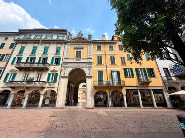 appartamento in vendita a Varese in zona Biumo